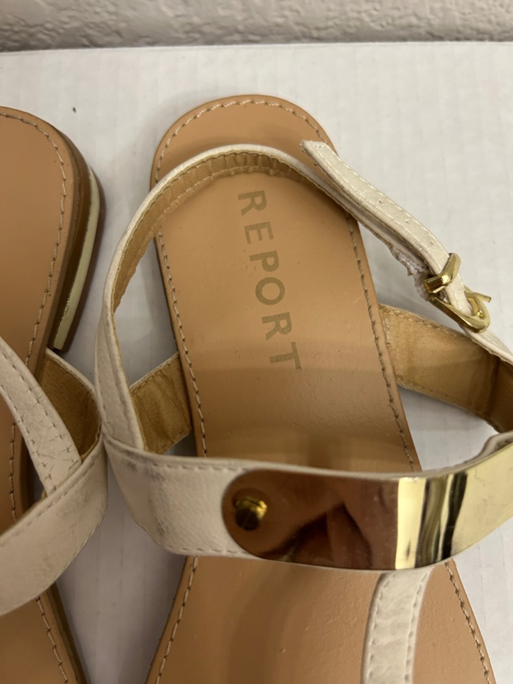REPORT Mari White and Gold Metallic Plate T-Strap Thong Sandals 8.5 - Picture 2 of 4